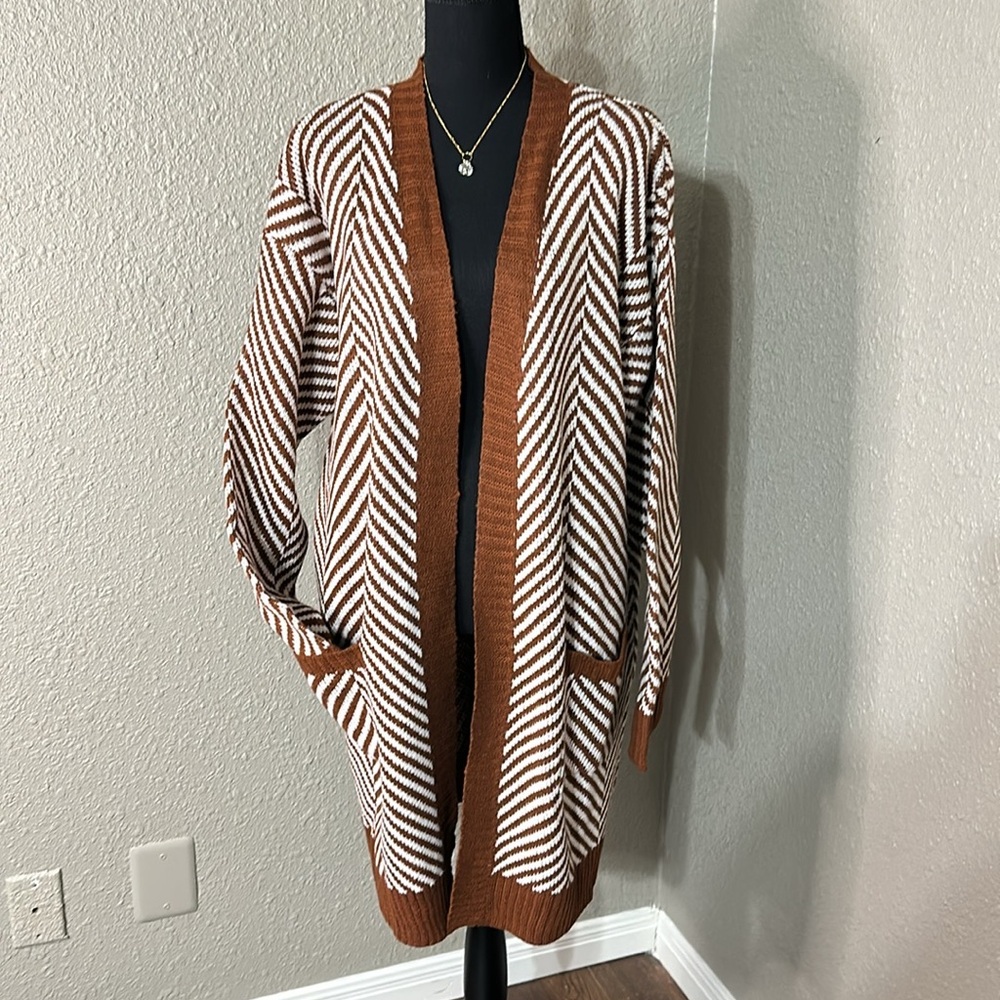 NWOT FORTUNE + IVY Cardigan Chevron Print - in rust/white - Picture 1 of 4